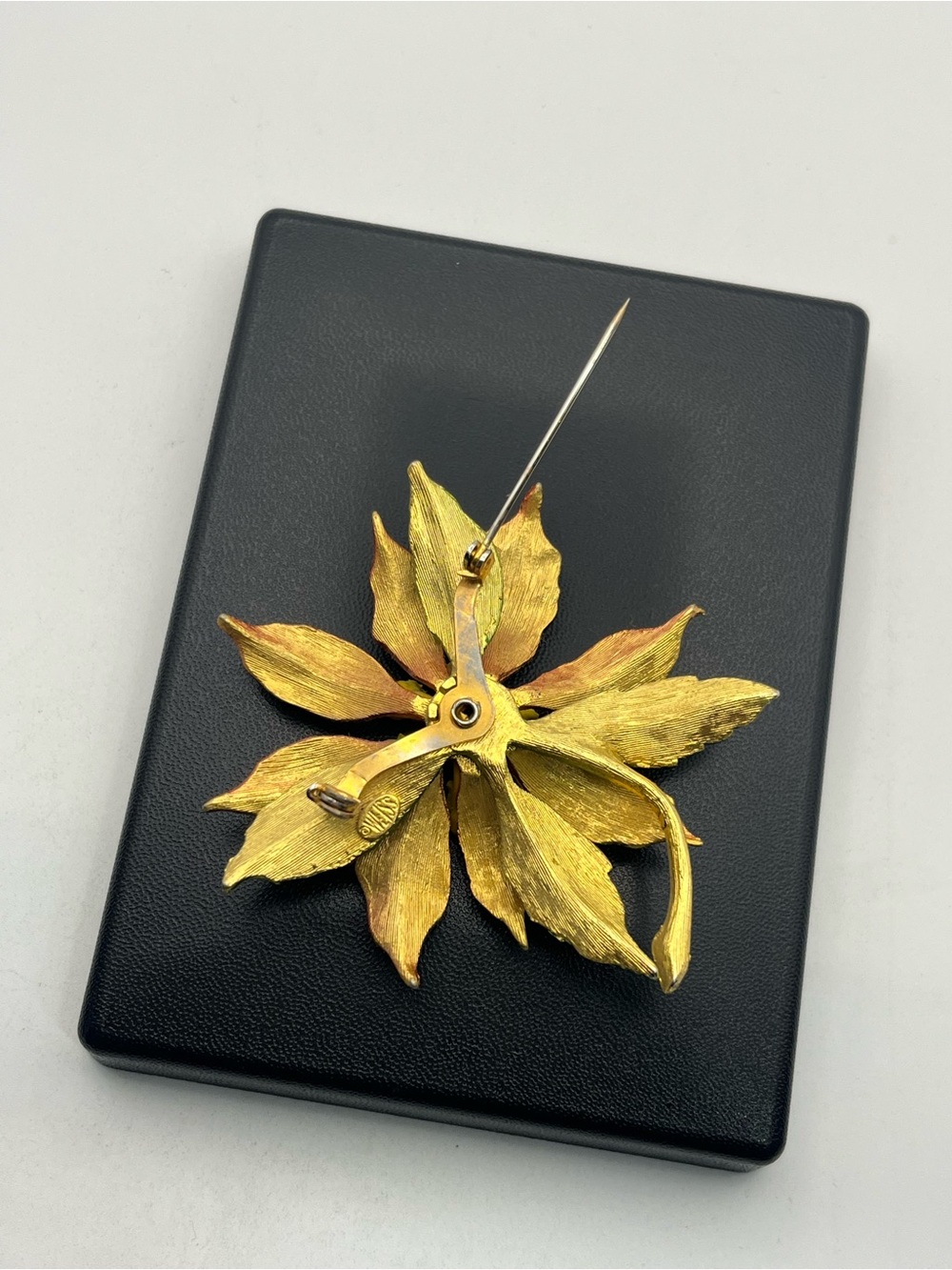 Weiss poinsettia flower red green enamel gold tone brooch pin vintage Christmas - Picture 12 of 15